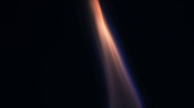 Şenlik ateşi kıvılcımlarının Macro fotoğrafı. Alevler patlar, patlamalar. Patlama mikro parlaklığı. Mini Havai fişekler. Kırmızı kamerada çekim hala siyah arkaplanda. Kıvılcım posteri, afiş, duvar kağıdı, doku.