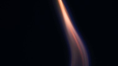 Şenlik ateşi kıvılcımlarının Macro fotoğrafı. Alevler patlar, patlamalar. Patlama mikro parlaklığı. Mini Havai fişekler. Kırmızı kamerada çekim hala siyah arkaplanda. Kıvılcım posteri, afiş, duvar kağıdı, doku.