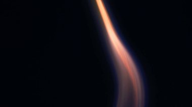 Şenlik ateşi kıvılcımlarının Macro fotoğrafı. Alevler patlar, patlamalar. Patlama mikro parlaklığı. Mini Havai fişekler. Kırmızı kamerada çekim hala siyah arkaplanda. Kıvılcım posteri, afiş, duvar kağıdı, doku.