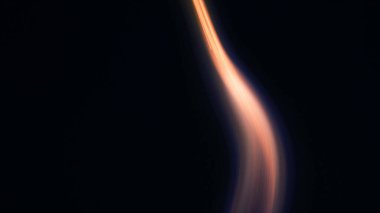 Şenlik ateşi kıvılcımlarının Macro fotoğrafı. Alevler patlar, patlamalar. Patlama mikro parlaklığı. Mini Havai fişekler. Kırmızı kamerada çekim hala siyah arkaplanda. Kıvılcım posteri, afiş, duvar kağıdı, doku.