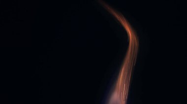 Şenlik ateşi kıvılcımlarının Macro fotoğrafı. Alevler patlar, patlamalar. Patlama mikro parlaklığı. Mini Havai fişekler. Kırmızı kamerada çekim hala siyah arkaplanda. Kıvılcım posteri, afiş, duvar kağıdı, doku.