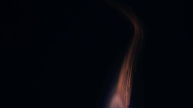 Şenlik ateşi kıvılcımlarının Macro fotoğrafı. Alevler patlar, patlamalar. Patlama mikro parlaklığı. Mini Havai fişekler. Kırmızı kamerada çekim hala siyah arkaplanda. Kıvılcım posteri, afiş, duvar kağıdı, doku.