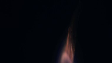 Şenlik ateşi kıvılcımlarının Macro fotoğrafı. Alevler patlar, patlamalar. Patlama mikro parlaklığı. Mini Havai fişekler. Kırmızı kamerada çekim hala siyah arkaplanda. Kıvılcım posteri, afiş, duvar kağıdı, doku.