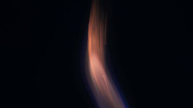 Şenlik ateşi kıvılcımlarının Macro fotoğrafı. Alevler patlar, patlamalar. Patlama mikro parlaklığı. Mini Havai fişekler. Kırmızı kamerada çekim hala siyah arkaplanda. Kıvılcım posteri, afiş, duvar kağıdı, doku.