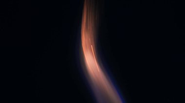 Şenlik ateşi kıvılcımlarının Macro fotoğrafı. Alevler patlar, patlamalar. Patlama mikro parlaklığı. Mini Havai fişekler. Kırmızı kamerada çekim hala siyah arkaplanda. Kıvılcım posteri, afiş, duvar kağıdı, doku.