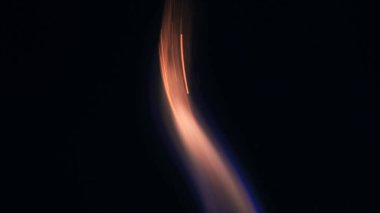 Şenlik ateşi kıvılcımlarının Macro fotoğrafı. Alevler patlar, patlamalar. Patlama mikro parlaklığı. Mini Havai fişekler. Kırmızı kamerada çekim hala siyah arkaplanda. Kıvılcım posteri, afiş, duvar kağıdı, doku.