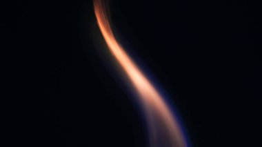 Şenlik ateşi kıvılcımlarının Macro fotoğrafı. Alevler patlar, patlamalar. Patlama mikro parlaklığı. Mini Havai fişekler. Kırmızı kamerada çekim hala siyah arkaplanda. Kıvılcım posteri, afiş, duvar kağıdı, doku.