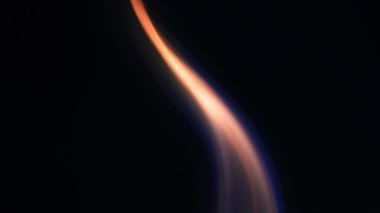 Şenlik ateşi kıvılcımlarının Macro fotoğrafı. Alevler patlar, patlamalar. Patlama mikro parlaklığı. Mini Havai fişekler. Kırmızı kamerada çekim hala siyah arkaplanda. Kıvılcım posteri, afiş, duvar kağıdı, doku.