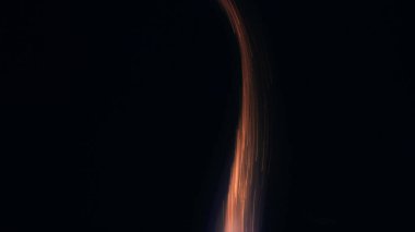 Şenlik ateşi kıvılcımlarının Macro fotoğrafı. Alevler patlar, patlamalar. Patlama mikro parlaklığı. Mini Havai fişekler. Kırmızı kamerada çekim hala siyah arkaplanda. Kıvılcım posteri, afiş, duvar kağıdı, doku.