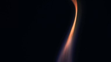 Şenlik ateşi kıvılcımlarının Macro fotoğrafı. Alevler patlar, patlamalar. Patlama mikro parlaklığı. Mini Havai fişekler. Kırmızı kamerada çekim hala siyah arkaplanda. Güzel sızıntılar kıvılcım posteri, afiş, duvar kağıdı, arkaplan, doku.