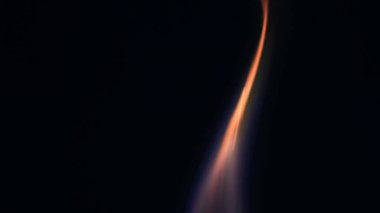 Şenlik ateşi kıvılcımlarının Macro fotoğrafı. Alevler patlar, patlamalar. Patlama mikro parlaklığı. Mini Havai fişekler. Kırmızı kamerada çekim hala siyah arkaplanda. Güzel sızıntılar kıvılcım posteri, afiş, duvar kağıdı, arkaplan, doku.