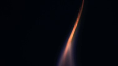 Şenlik ateşi kıvılcımlarının Macro fotoğrafı. Alevler patlar, patlamalar. Patlama mikro parlaklığı. Mini Havai fişekler. Kırmızı kamerada çekim hala siyah arkaplanda. Güzel sızıntılar kıvılcım posteri, afiş, duvar kağıdı, arkaplan, doku.