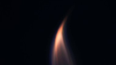 Şenlik ateşi kıvılcımlarının Macro fotoğrafı. Alevler patlar, patlamalar. Patlama mikro parlaklığı. Mini Havai fişekler. Kırmızı kamerada çekim hala siyah arkaplanda. Güzel sızıntılar kıvılcım posteri, afiş, duvar kağıdı, arkaplan, doku.