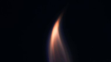 Şenlik ateşi kıvılcımlarının Macro fotoğrafı. Alevler patlar, patlamalar. Patlama mikro parlaklığı. Mini Havai fişekler. Kırmızı kamerada çekim hala siyah arkaplanda. Güzel sızıntılar kıvılcım posteri, afiş, duvar kağıdı, arkaplan, doku.