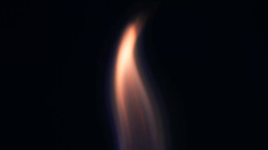 Şenlik ateşi kıvılcımlarının Macro fotoğrafı. Alevler patlar, patlamalar. Patlama mikro parlaklığı. Mini Havai fişekler. Kırmızı kamerada çekim hala siyah arkaplanda. Güzel sızıntılar kıvılcım posteri, afiş, duvar kağıdı, arkaplan, doku.