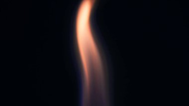 Şenlik ateşi kıvılcımlarının Macro fotoğrafı. Alevler patlar, patlamalar. Patlama mikro parlaklığı. Mini Havai fişekler. Kırmızı kamerada çekim hala siyah arkaplanda. Güzel sızıntılar kıvılcım posteri, afiş, duvar kağıdı, arkaplan, doku.