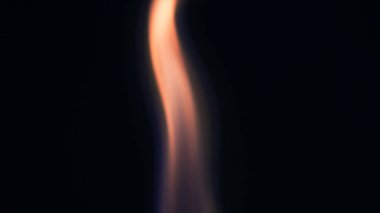 Şenlik ateşi kıvılcımlarının Macro fotoğrafı. Alevler patlar, patlamalar. Patlama mikro parlaklığı. Mini Havai fişekler. Kırmızı kamerada çekim hala siyah arkaplanda. Güzel sızıntılar kıvılcım posteri, afiş, duvar kağıdı, arkaplan, doku.