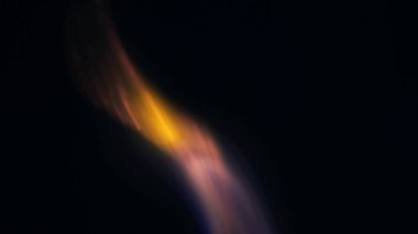 Şenlik ateşi kıvılcımlarının Macro fotoğrafı. Alevler patlar, patlamalar. Patlama mikro parlaklığı. Mini Havai fişekler. Kırmızı kamerada çekim hala siyah arkaplanda. Güzel sızıntılar kıvılcım posteri, afiş, duvar kağıdı, arkaplan, doku.