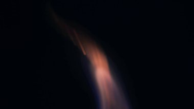 Şenlik ateşi kıvılcımlarının Macro fotoğrafı. Alevler patlar, patlamalar. Patlama mikro parlaklığı. Mini Havai fişekler. Kırmızı kamerada çekim hala siyah arkaplanda. Güzel sızıntılar kıvılcım posteri, afiş, duvar kağıdı, arkaplan, doku.