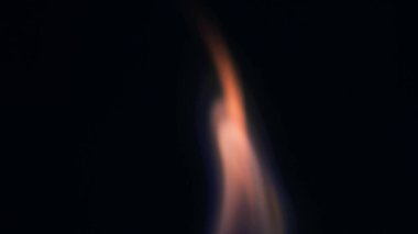 Şenlik ateşi kıvılcımlarının Macro fotoğrafı. Alevler patlar, patlamalar. Patlama mikro parlaklığı. Mini Havai fişekler. Kırmızı kamerada çekim hala siyah arkaplanda. Güzel sızıntılar kıvılcım posteri, afiş, duvar kağıdı, arkaplan, doku.