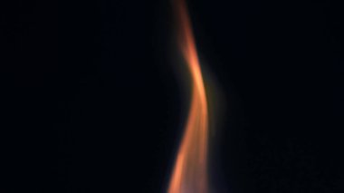 Şenlik ateşi kıvılcımlarının Macro fotoğrafı. Alevler patlar, patlamalar. Patlama mikro parlaklığı. Mini Havai fişekler. Kırmızı kamerada çekim hala siyah arkaplanda. Güzel sızıntılar kıvılcım posteri, afiş, duvar kağıdı, arkaplan, doku.