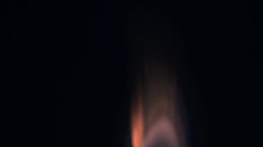 Şenlik ateşi kıvılcımlarının Macro fotoğrafı. Alevler patlar, patlamalar. Patlama mikro parlaklığı. Mini Havai fişekler. Kırmızı kamerada çekim hala siyah arkaplanda. Güzel sızıntılar kıvılcım posteri, afiş, duvar kağıdı, arkaplan, doku.