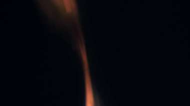 Şenlik ateşi kıvılcımlarının Macro fotoğrafı. Alevler patlar, patlamalar. Patlama mikro parlaklığı. Mini Havai fişekler. Kırmızı kamerada çekim hala siyah arkaplanda. Güzel sızıntılar kıvılcım posteri, afiş, duvar kağıdı, arkaplan, doku.