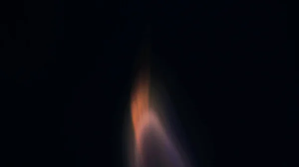 ボンファイアのマクロ写真が火花を散らします 炎が爆発し爆発する 爆発マイクロ輝きます ミニ花火 まだ黒の背景に赤いカメラで撮影 スパークポスター バナー テクスチャ — ストック写真