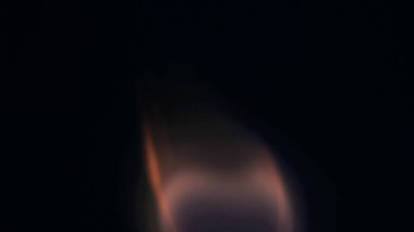 Şenlik ateşi kıvılcımlarının Macro fotoğrafı. Alevler patlar, patlamalar. Patlama mikro parlaklığı. Mini Havai fişekler. Kırmızı kamerada çekim hala siyah arkaplanda. Güzel sızıntılar kıvılcım posteri, afiş, duvar kağıdı, arkaplan, doku.