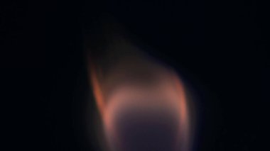 Şenlik ateşi kıvılcımlarının Macro fotoğrafı. Alevler patlar, patlamalar. Patlama mikro parlaklığı. Mini Havai fişekler. Kırmızı kamerada çekim hala siyah arkaplanda. Güzel sızıntılar kıvılcım posteri, afiş, duvar kağıdı, arkaplan, doku.