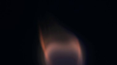 Şenlik ateşi kıvılcımlarının Macro fotoğrafı. Alevler patlar, patlamalar. Patlama mikro parlaklığı. Mini Havai fişekler. Kırmızı kamerada çekim hala siyah arkaplanda. Güzel sızıntılar kıvılcım posteri, afiş, duvar kağıdı, arkaplan, doku.