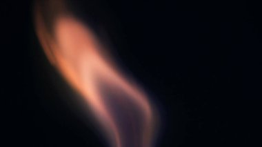 Şenlik ateşi kıvılcımlarının Macro fotoğrafı. Alevler patlar, patlamalar. Patlama mikro parlaklığı. Mini Havai fişekler. Kırmızı kamerada çekim hala siyah arkaplanda. Güzel sızıntılar kıvılcım posteri, afiş, duvar kağıdı, arkaplan, doku.