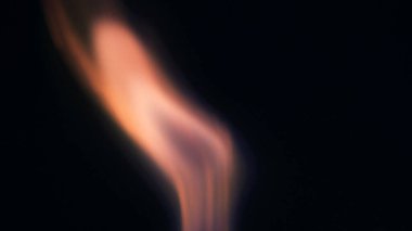 Şenlik ateşi kıvılcımlarının Macro fotoğrafı. Alevler patlar, patlamalar. Patlama mikro parlaklığı. Mini Havai fişekler. Kırmızı kamerada çekim hala siyah arkaplanda. Güzel sızıntılar kıvılcım posteri, afiş, duvar kağıdı, arkaplan, doku.