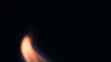 Şenlik ateşi kıvılcımlarının Macro fotoğrafı. Alevler patlar, patlamalar. Patlama mikro parlaklığı. Mini Havai fişekler. Kırmızı kamerada çekim hala siyah arkaplanda. Güzel sızıntılar kıvılcım posteri, afiş, duvar kağıdı, arkaplan, doku.