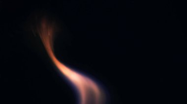 Şenlik ateşi kıvılcımlarının Macro fotoğrafı. Alevler patlar, patlamalar. Patlama mikro parlaklığı. Mini Havai fişekler. Kırmızı kamerada çekim hala siyah arkaplanda. Güzel sızıntılar kıvılcım posteri, afiş, duvar kağıdı, arkaplan, doku.