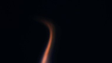 Şenlik ateşi kıvılcımlarının Macro fotoğrafı. Alevler patlar, patlamalar. Patlama mikro parlaklığı. Mini Havai fişekler. Kırmızı kamerada çekim hala siyah arkaplanda. Güzel sızıntılar kıvılcım posteri, afiş, duvar kağıdı, arkaplan, doku.