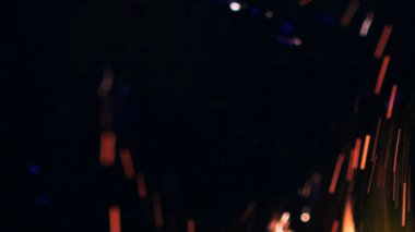 Şenlik ateşi kıvılcımlarının Macro fotoğrafı. Alevler patlar, patlamalar. Patlama mikro parlaklığı. Mini Havai fişekler. Kırmızı kamerada çekim hala siyah arkaplanda. Güzel sızıntılar kıvılcım posteri, afiş, duvar kağıdı, arkaplan, doku.