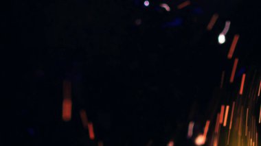 Şenlik ateşi kıvılcımlarının Macro fotoğrafı. Alevler patlar, patlamalar. Patlama mikro parlaklığı. Mini Havai fişekler. Kırmızı kamerada çekim hala siyah arkaplanda. Güzel sızıntılar kıvılcım posteri, afiş, duvar kağıdı, arkaplan, doku.