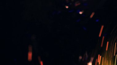 Şenlik ateşi kıvılcımlarının Macro fotoğrafı. Alevler patlar, patlamalar. Patlama mikro parlaklığı. Mini Havai fişekler. Kırmızı kamerada çekim hala siyah arkaplanda. Güzel sızıntılar kıvılcım posteri, afiş, duvar kağıdı, arkaplan, doku.