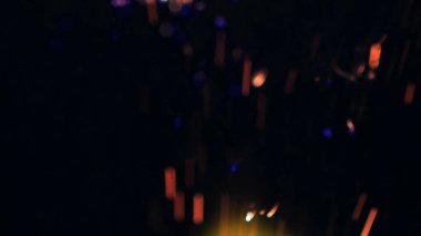 Şenlik ateşi kıvılcımlarının Macro fotoğrafı. Alevler patlar, patlamalar. Patlama mikro parlaklığı. Mini Havai fişekler. Kırmızı kamerada çekim hala siyah arkaplanda. Güzel sızıntılar kıvılcım posteri, afiş, duvar kağıdı, arkaplan, doku.