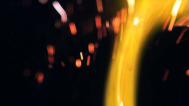 Şenlik ateşi kıvılcımlarının Macro fotoğrafı. Alevler patlar, patlamalar. Patlama mikro parlaklığı. Mini Havai fişekler. Kırmızı kamerada çekim hala siyah arkaplanda. Güzel sızıntılar kıvılcım posteri, afiş, duvar kağıdı, arkaplan, doku.