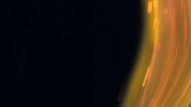 Şenlik ateşi kıvılcımlarının Macro fotoğrafı. Alevler patlar, patlamalar. Patlama mikro parlaklığı. Mini Havai fişekler. Kırmızı kamerada çekim hala siyah arkaplanda. Güzel sızıntılar kıvılcım posteri, afiş, duvar kağıdı, arkaplan, doku.