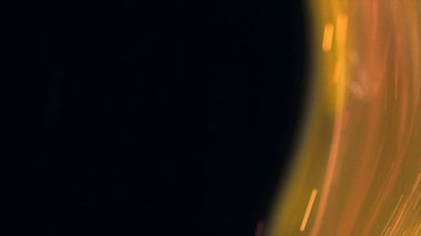 Şenlik ateşi kıvılcımlarının Macro fotoğrafı. Alevler patlar, patlamalar. Patlama mikro parlaklığı. Mini Havai fişekler. Kırmızı kamerada çekim hala siyah arkaplanda. Güzel sızıntılar kıvılcım posteri, afiş, duvar kağıdı, arkaplan, doku.