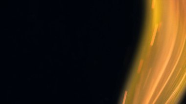 Şenlik ateşi kıvılcımlarının Macro fotoğrafı. Alevler patlar, patlamalar. Patlama mikro parlaklığı. Mini Havai fişekler. Kırmızı kamerada çekim hala siyah arkaplanda. Güzel sızıntılar kıvılcım posteri, afiş, duvar kağıdı, arkaplan, doku.