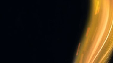 Şenlik ateşi kıvılcımlarının Macro fotoğrafı. Alevler patlar, patlamalar. Patlama mikro parlaklığı. Mini Havai fişekler. Kırmızı kamerada çekim hala siyah arkaplanda. Güzel sızıntılar kıvılcım posteri, afiş, duvar kağıdı, arkaplan, doku.