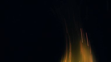 Şenlik ateşi kıvılcımlarının Macro fotoğrafı. Alevler patlar, patlamalar. Patlama mikro parlaklığı. Mini Havai fişekler. Kırmızı kamerada çekim hala siyah arkaplanda. Güzel sızıntılar kıvılcım posteri, afiş, duvar kağıdı, arkaplan, doku.