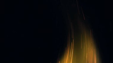 Şenlik ateşi kıvılcımlarının Macro fotoğrafı. Alevler patlar, patlamalar. Patlama mikro parlaklığı. Mini Havai fişekler. Kırmızı kamerada çekim hala siyah arkaplanda. Güzel sızıntılar kıvılcım posteri, afiş, duvar kağıdı, arkaplan, doku.