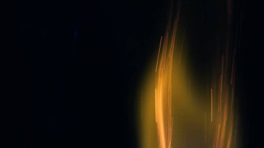 Şenlik ateşi kıvılcımlarının Macro fotoğrafı. Alevler patlar, patlamalar. Patlama mikro parlaklığı. Mini Havai fişekler. Kırmızı kamerada çekim hala siyah arkaplanda. Güzel sızıntılar kıvılcım posteri, afiş, duvar kağıdı, arkaplan, doku.