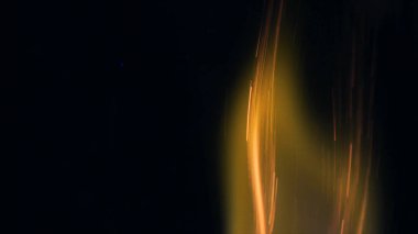 Şenlik ateşi kıvılcımlarının Macro fotoğrafı. Alevler patlar, patlamalar. Patlama mikro parlaklığı. Mini Havai fişekler. Kırmızı kamerada çekim hala siyah arkaplanda. Güzel sızıntılar kıvılcım posteri, afiş, duvar kağıdı, arkaplan, doku.