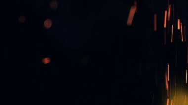 Şenlik ateşi kıvılcımlarının Macro fotoğrafı. Alevler patlar, patlamalar. Patlama mikro parlaklığı. Mini Havai fişekler. Kırmızı kamerada çekim hala siyah arkaplanda. Güzel sızıntılar kıvılcım posteri, afiş, duvar kağıdı, arkaplan, doku.